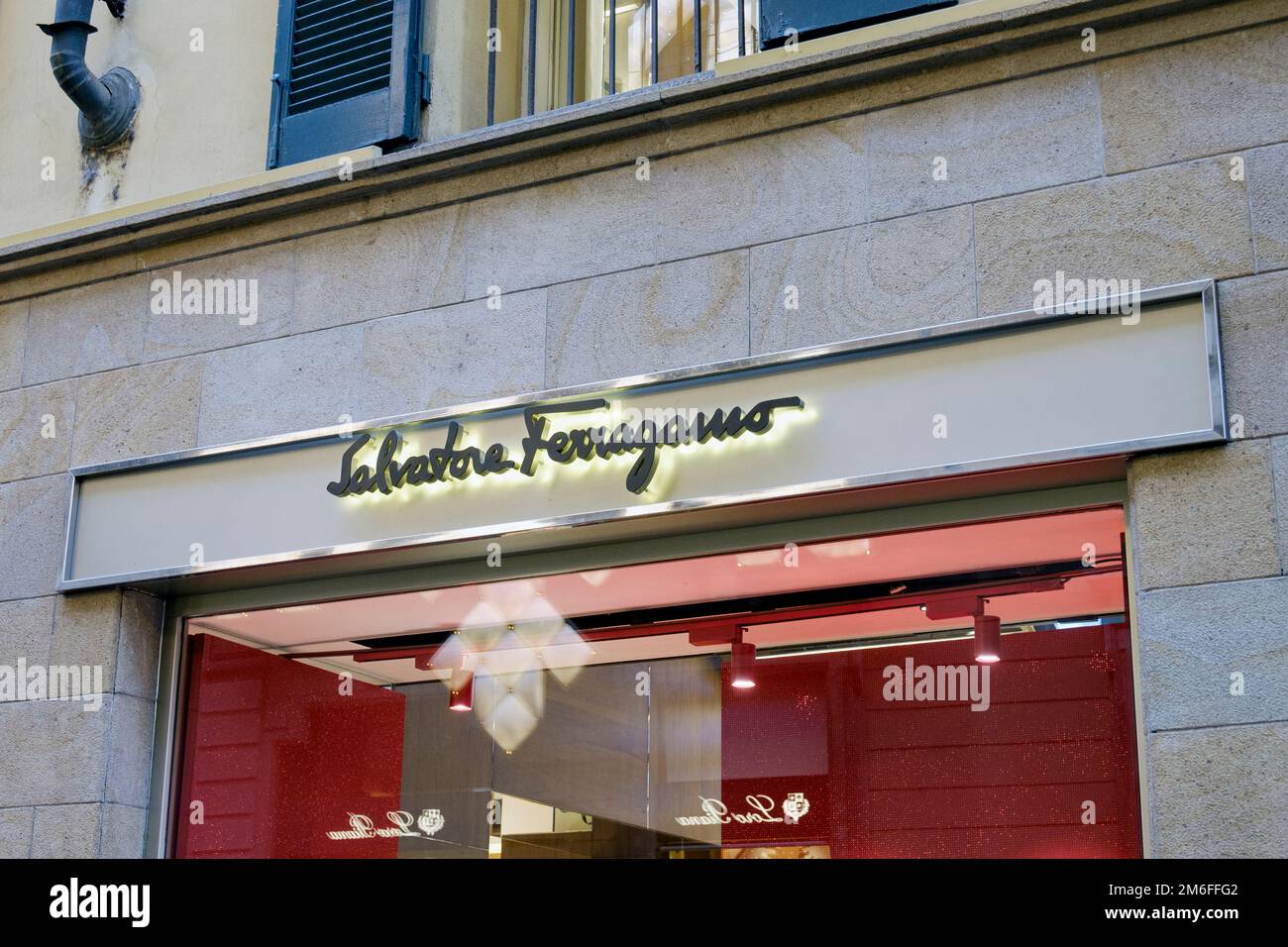 Mailand Via Montenapoleone Italien. Fenster des Ferragamo-Luxusmarkengeschäfts, Eingang Stockfoto