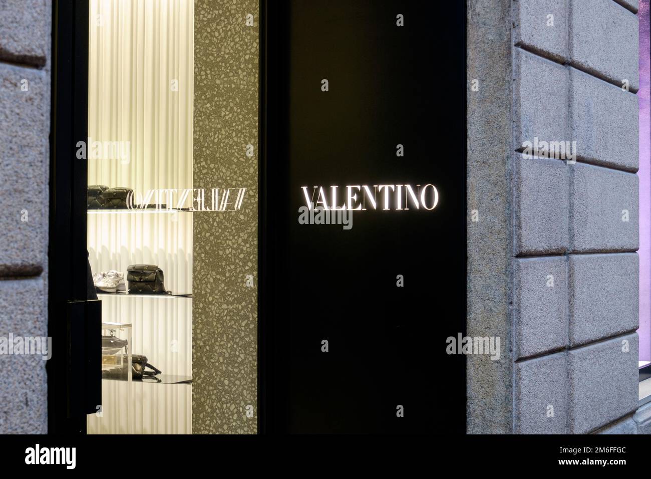 Mailand Via Montenapoleone Italien. Fenster des Ferragamo-Luxusmarkengeschäfts, Eingang Stockfoto