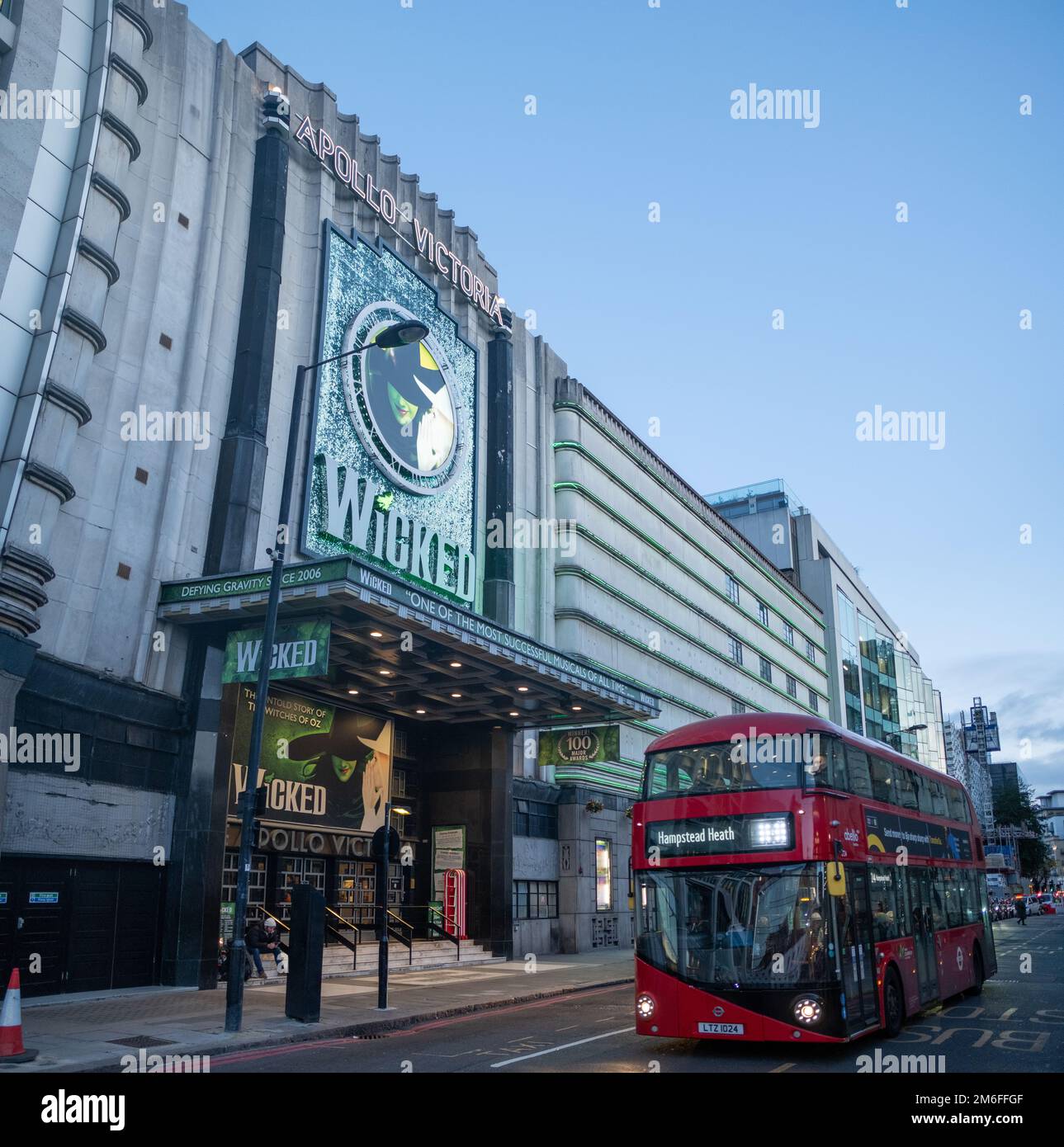 London - Dezember 2022: Apollo Victoria Theatre, mit der langjährigen Show „Wicked“ vor der Victoria Station Stockfoto