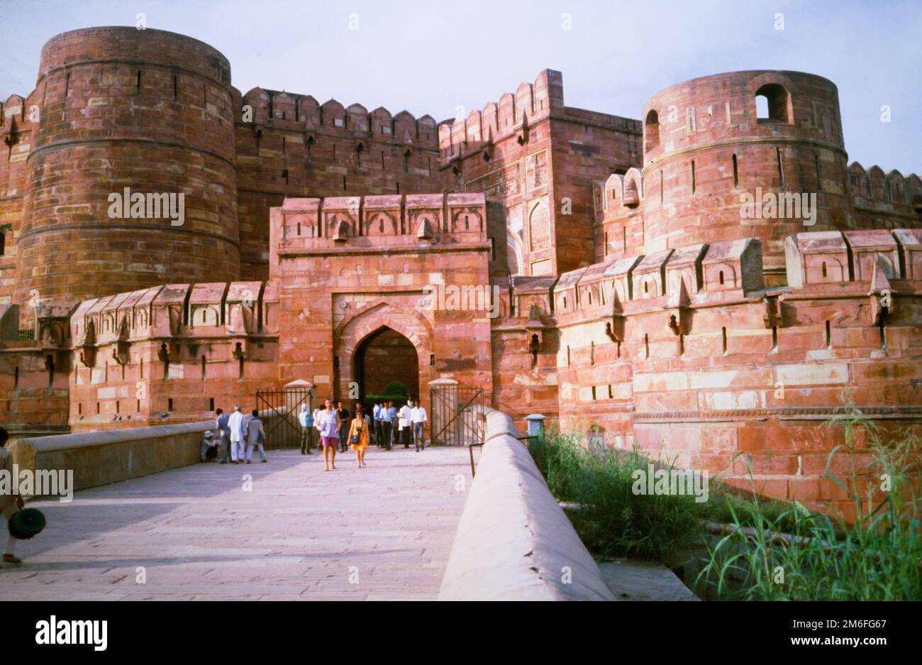 Historisches, archiviertes Bild der Brücke zum Amar Singh Gate und Eingang zum Agra Fort oder Red Fort oder Lal-Qila oder Fort Rouge oder Qila-i-Akbari mit seinen Crennalated Wallwalls und Türmen, Agra, Indien 1990 Stockfoto