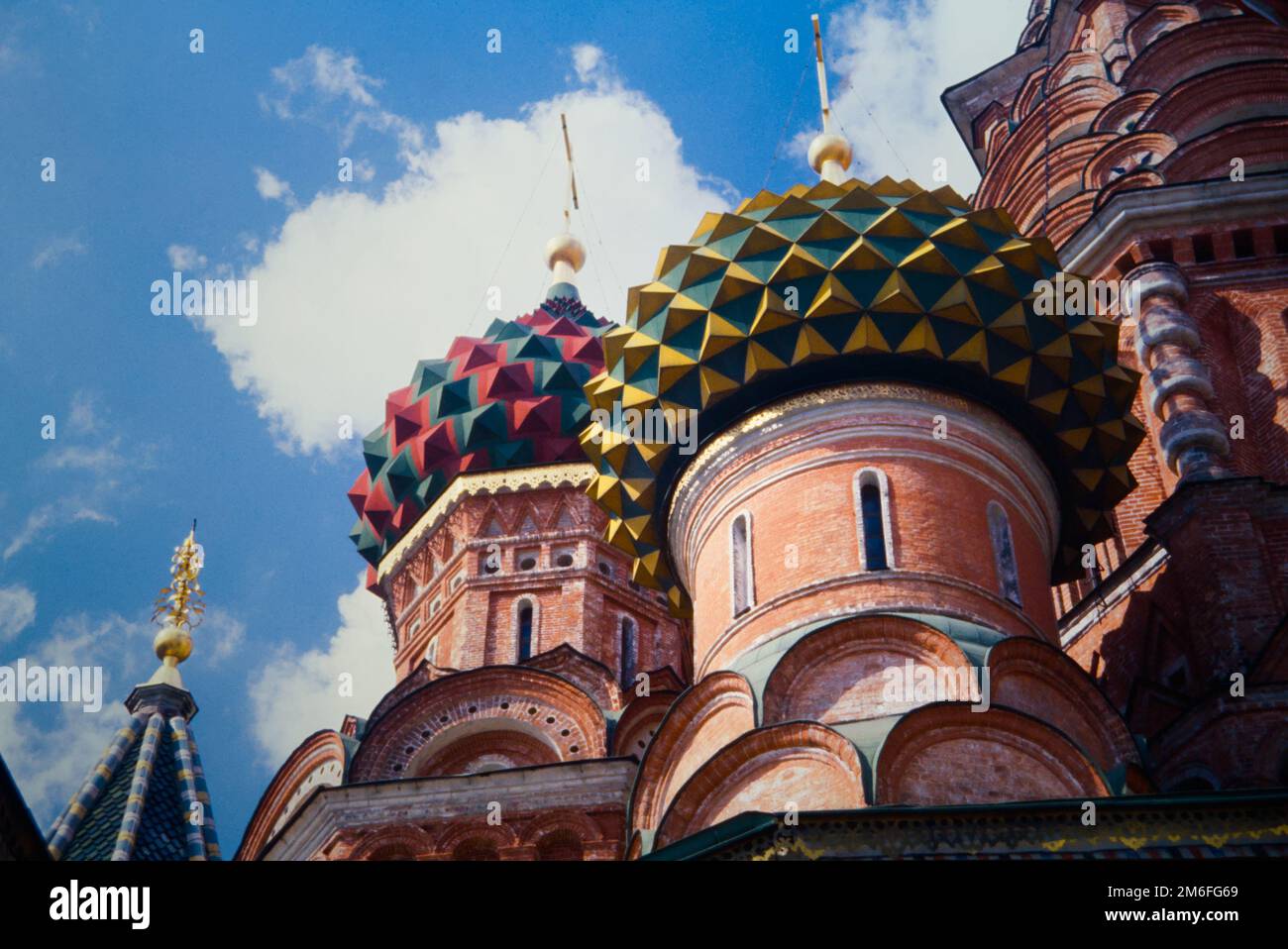 Historischer Blick auf das Archiv mit Blick auf die farbigen Zwiebelkuppeln der Basilius-Kathedrale oder die Wassilienkathedrale, die Gesegnete oder Dreifaltigkeitskathedrale auf dem Roten Platz Moskau 1990 Stockfoto