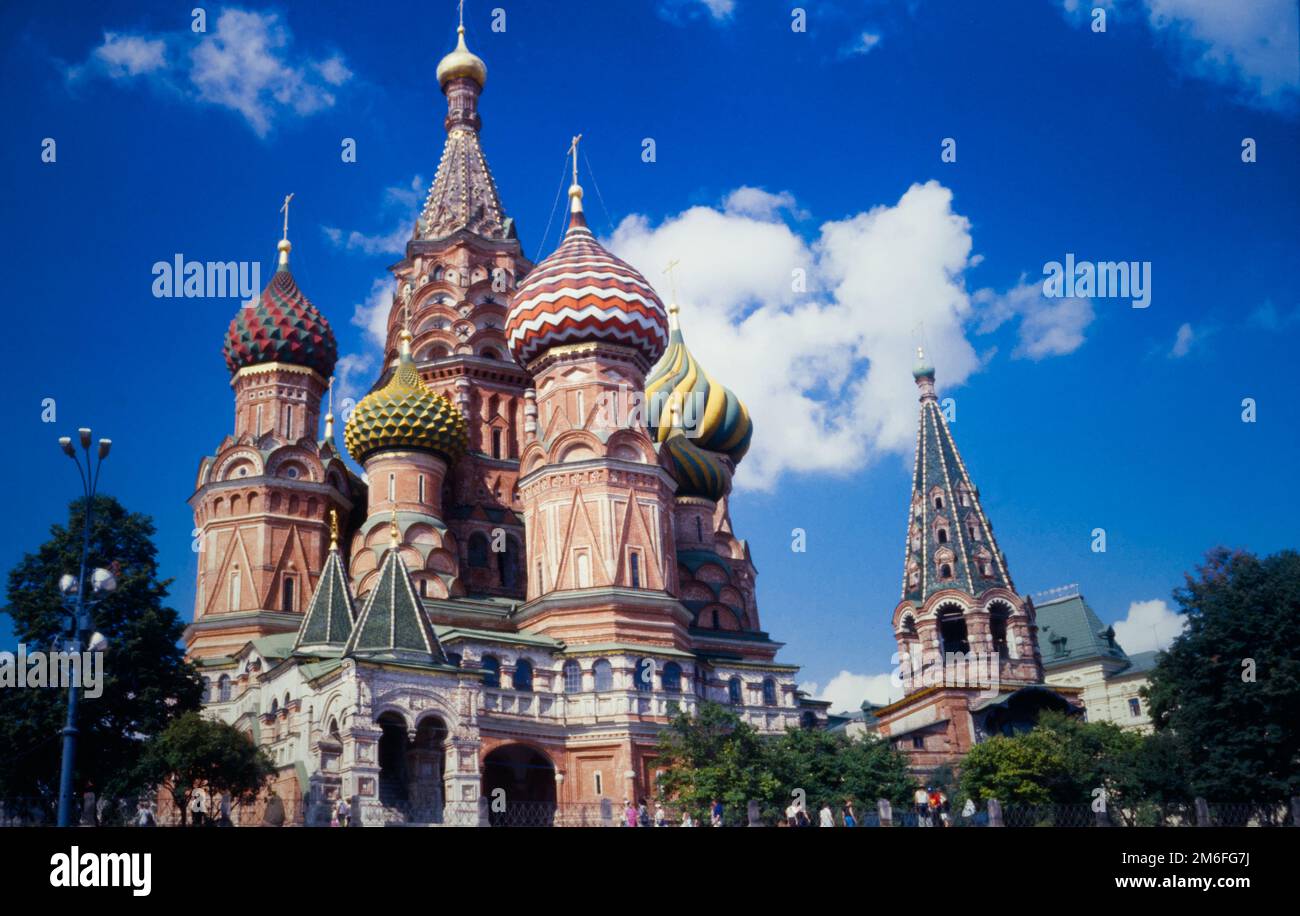 Historischer Archivblick auf die Basilius-Kathedrale oder die Wassilien-Kathedrale, die Gesegnete oder Trinity-Kathedrale mit ihren neun Zwiebeldächern auf dem Roten Platz Moskau 1990 Stockfoto