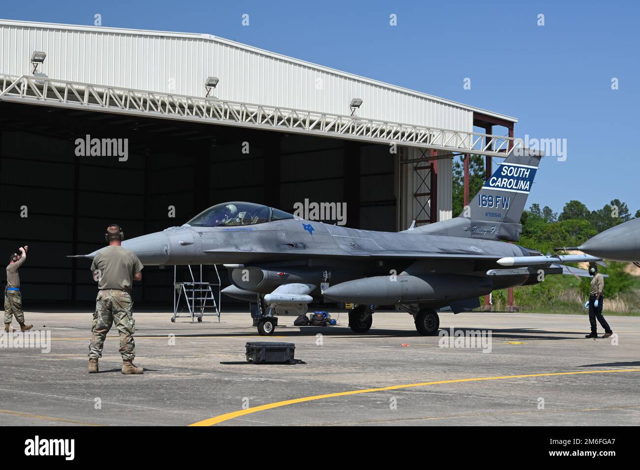 USA Air Force F-16 Fighting Falcon Jets aus dem 169. Kampfflug der South Carolina Air National Guard treffen am Columbia Metropolitan Airport, Columbia, South Carolina, am 27. April 2022 ein. Die Flugübungen der South Carolina Air National Guard werden für sechs Monate auf den zivilen Flughafen verlegt, da umfangreiche Renovierungen der Start- und Landebahnen auf der McEntire Joint National Guard Base abgeschlossen sind. Die South Carolina Air National Guard freut sich auf die Zusammenarbeit mit ihrem Partner, dem Columbia Metropolitan Airport, und schätzt die Unterstützung der lokalen Gemeinschaft während dieser vorübergehenden Umsiedlung. Stockfoto