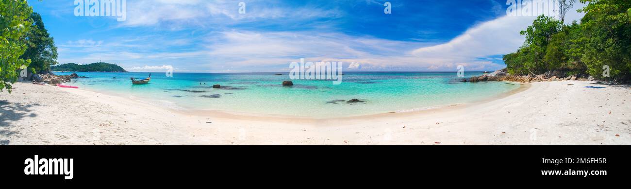 Panoramablick auf den tropischen Strand. Koh Lipe Stockfoto