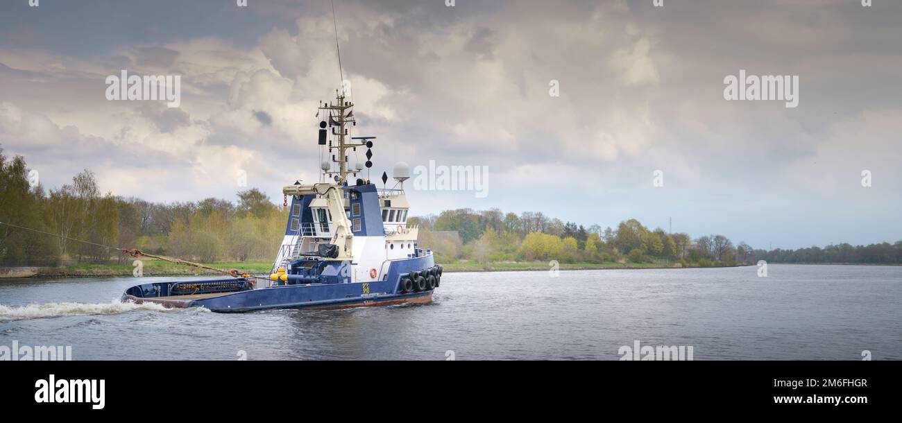 Großes Schleppboot auf dem Kieler Kanal Stockfoto