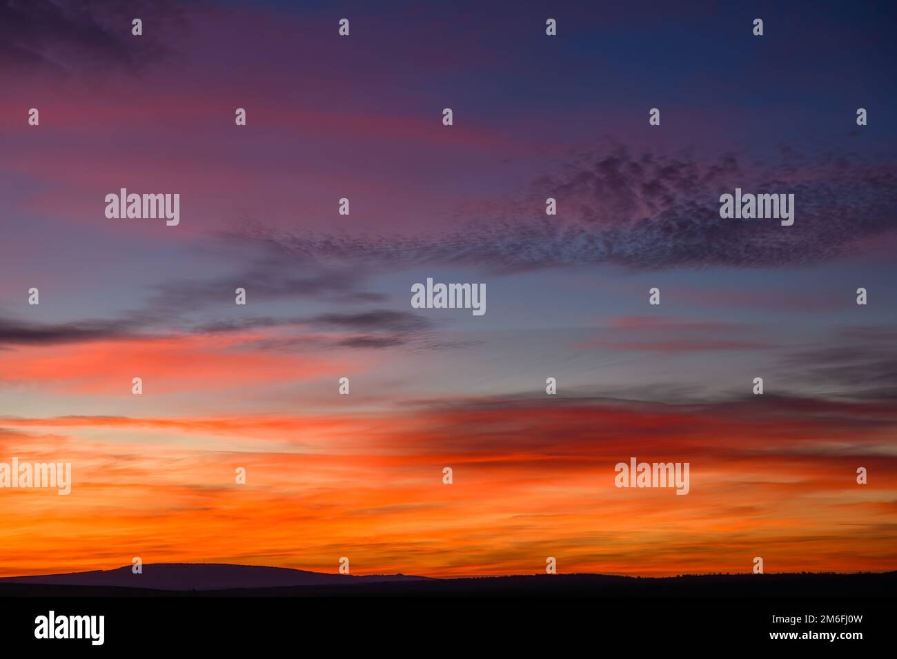 Sehr farbenfrohes Rot, Blau, Orange und Violett am späten Sonnenuntergang Stockfoto