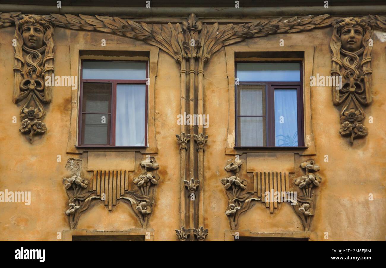 Bruchstücke der Fassade mit einem Balkon im Jugendstil Stockfoto