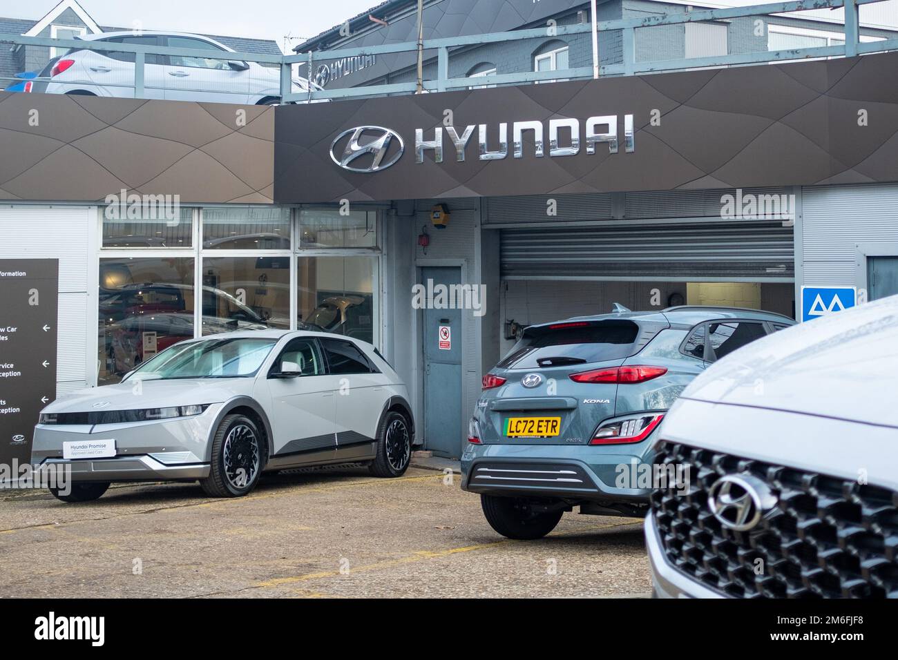 London – Dezember 2022: Schilder für südkoreanische Autohersteller Hyundai bei Händlern im Südwesten Londons. Stockfoto