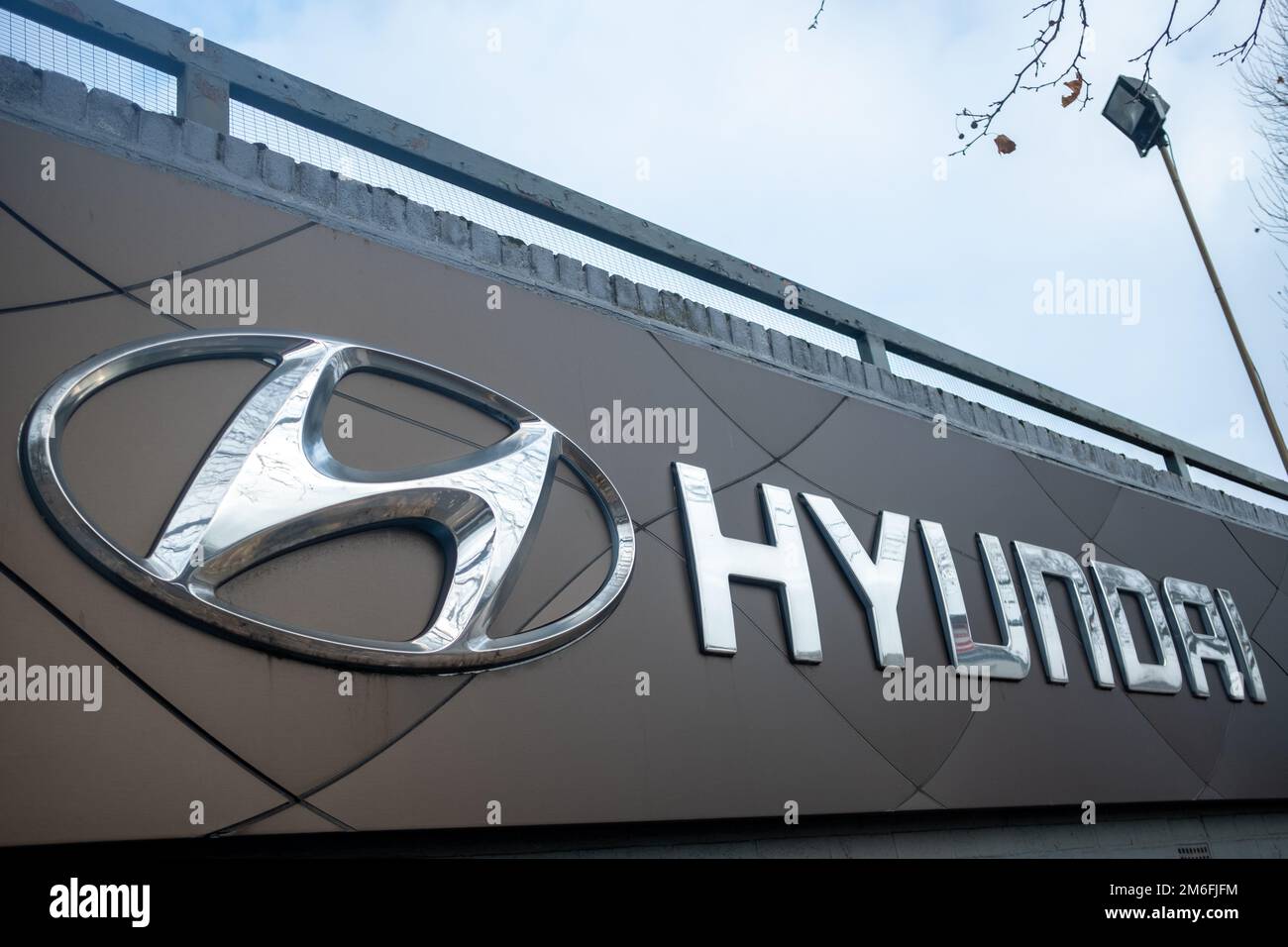 London – Dezember 2022: Schilder für südkoreanische Autohersteller Hyundai bei Händlern im Südwesten Londons. Stockfoto