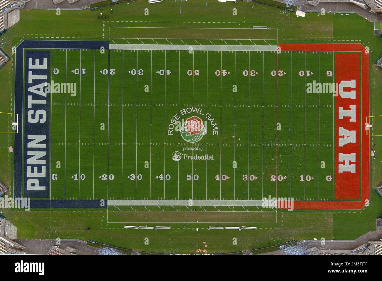 Eine allgemeine Luftaufnahme des Rose Bowl Stadions mit den Logos von