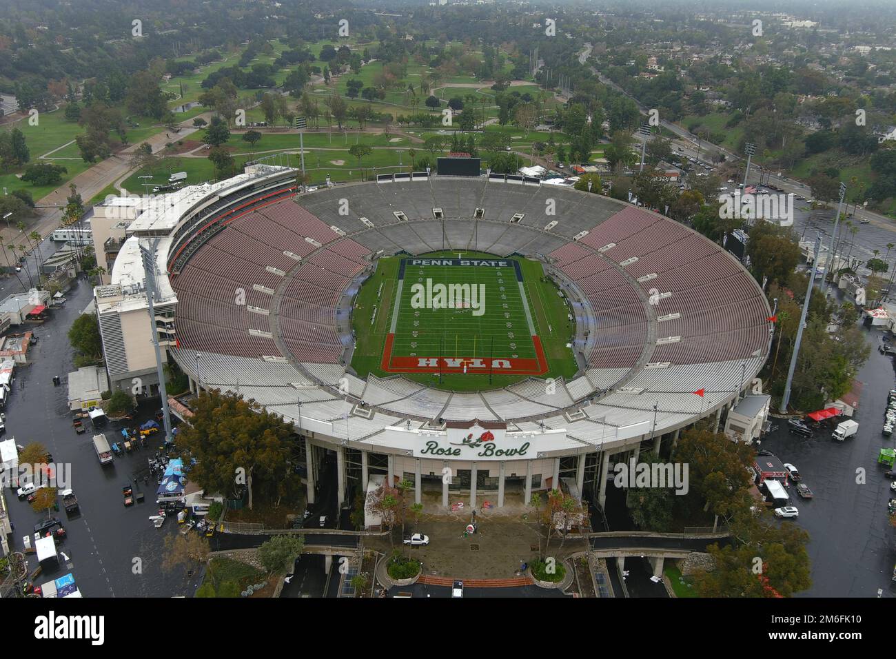 Eine allgemeine Luftaufnahme des Rose Bowl Stadions mit den Logos von