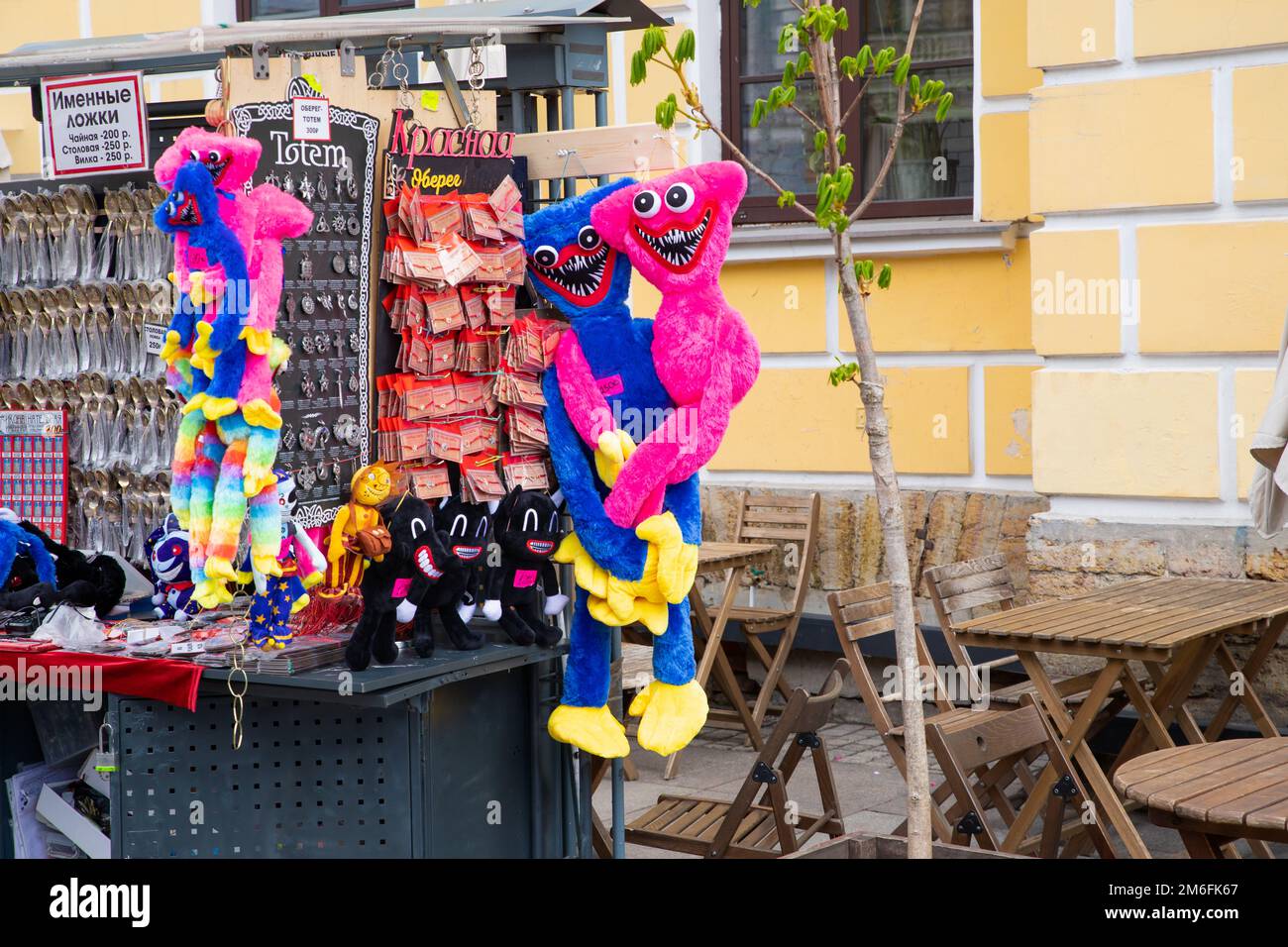 St. Petersburg, Russland - 05.28.2022: Blaue Huggy Wuggy und pinke Kissy Missy Spielzeuge auf dem Straßenmarkt. Stockfoto