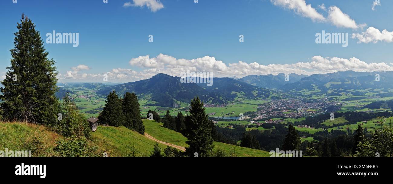 Blick vom Mittagberg nach Sonthofen und auf die AllgÃ¤U Alpen Stockfoto