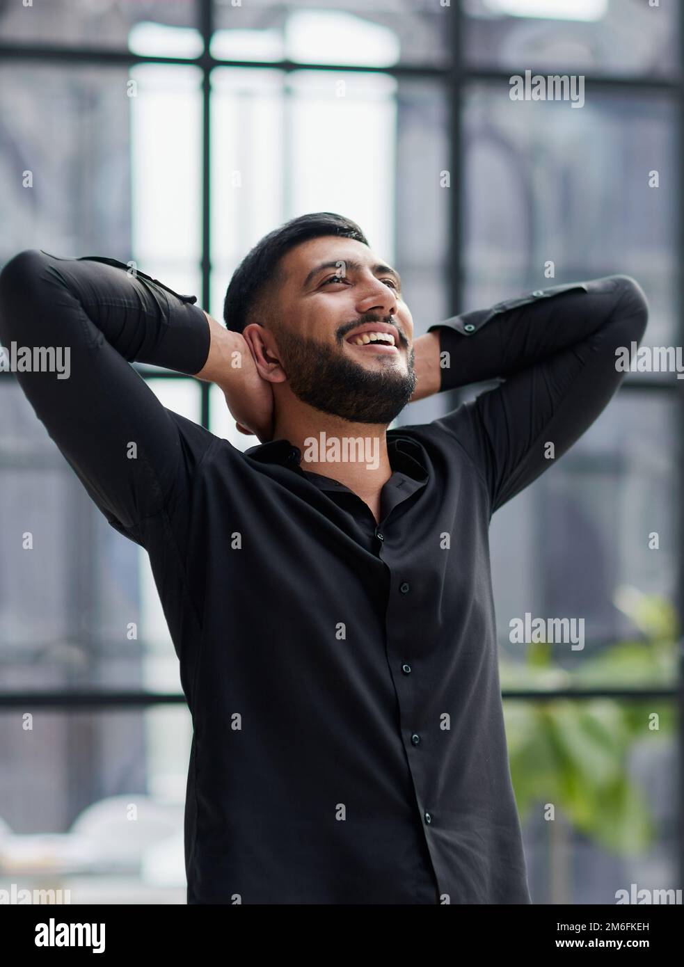 Geschäftsmann mit einem Cocktail und seine Fäuste, entspannend Stockfoto