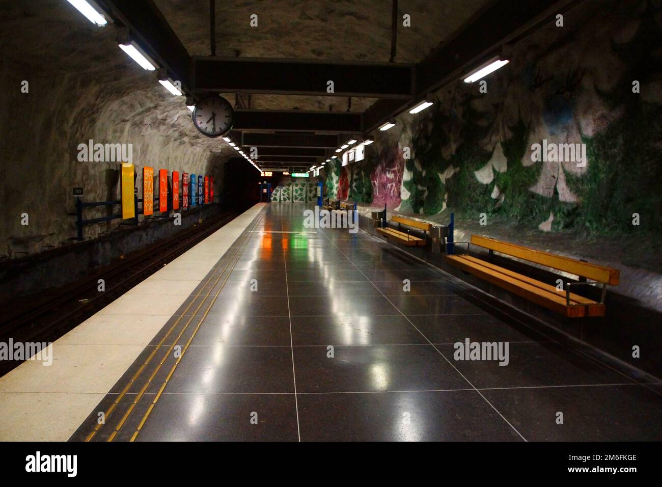 Ein Teil des Innenraums der U-Bahnstation Tensta Stockfoto