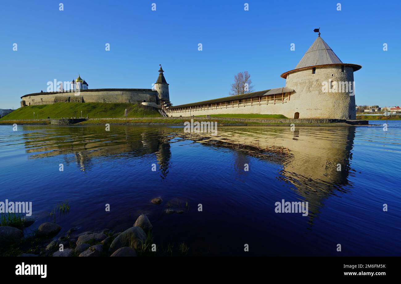 Am Vormittag können Sie einen Spaziergang durch den herrlichen Kreml von Pskov machen Stockfoto