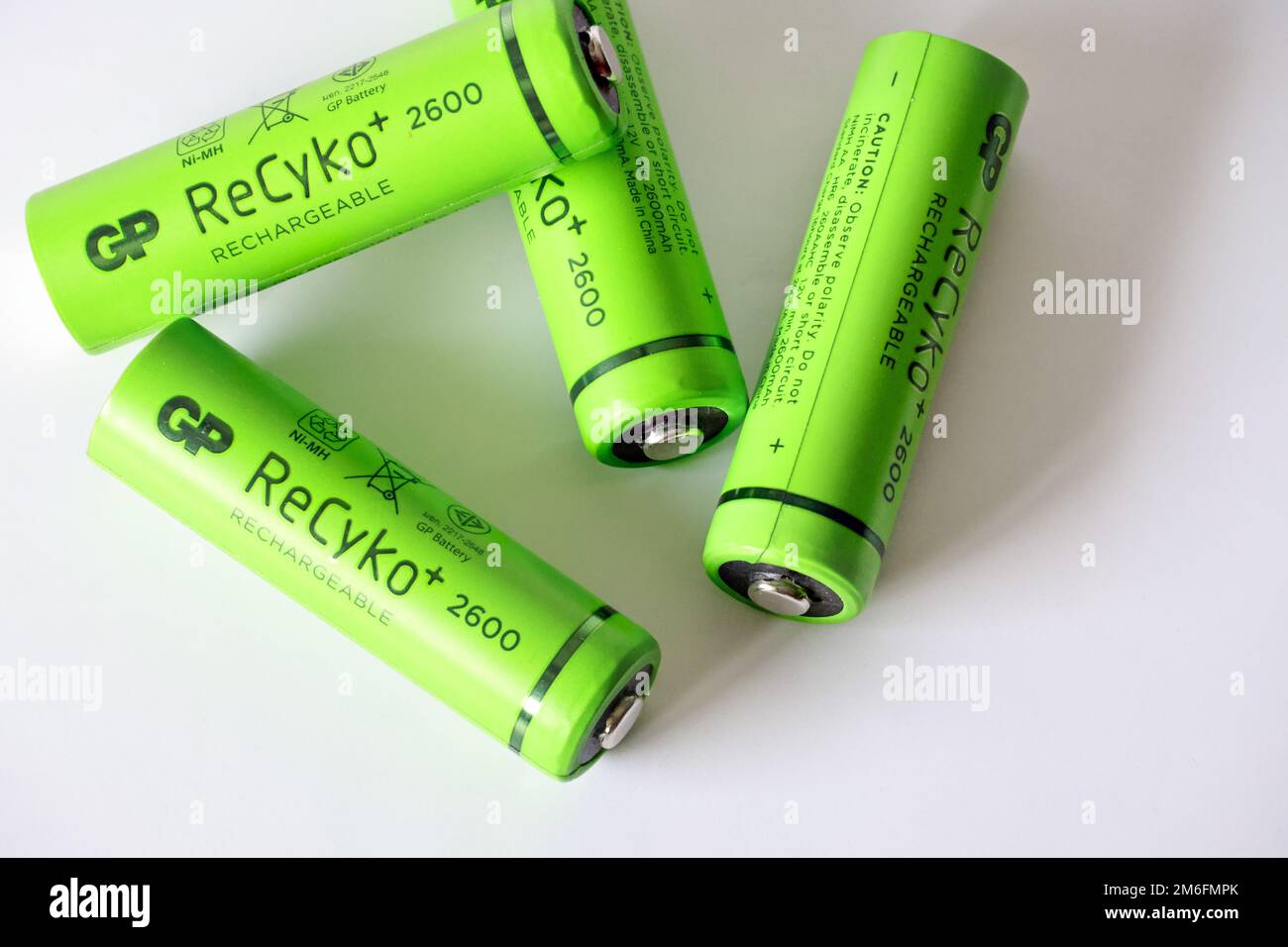 Eine Nahaufnahme von vier grünen wiederaufladbaren Batterien der Marke Recyko Stockfoto