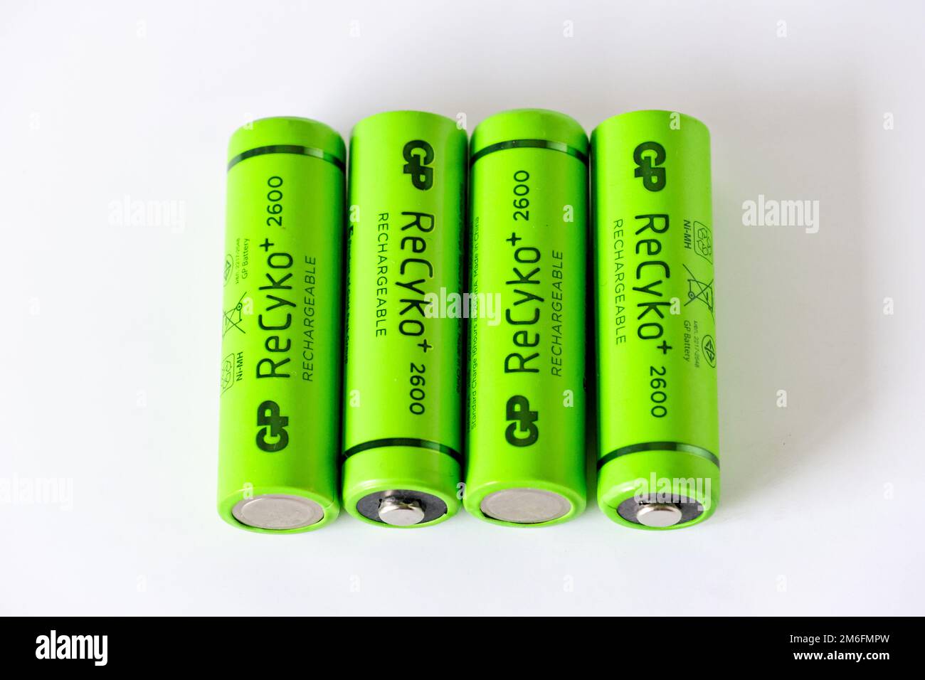 Eine Nahaufnahme von vier grünen wiederaufladbaren Batterien der Marke Recyko Stockfoto