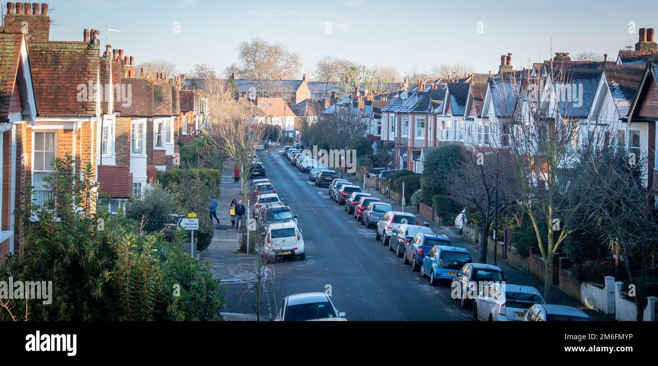 Panoramablick auf eine typische Wohnstraße in Richmond, Südwest-London Stockfoto