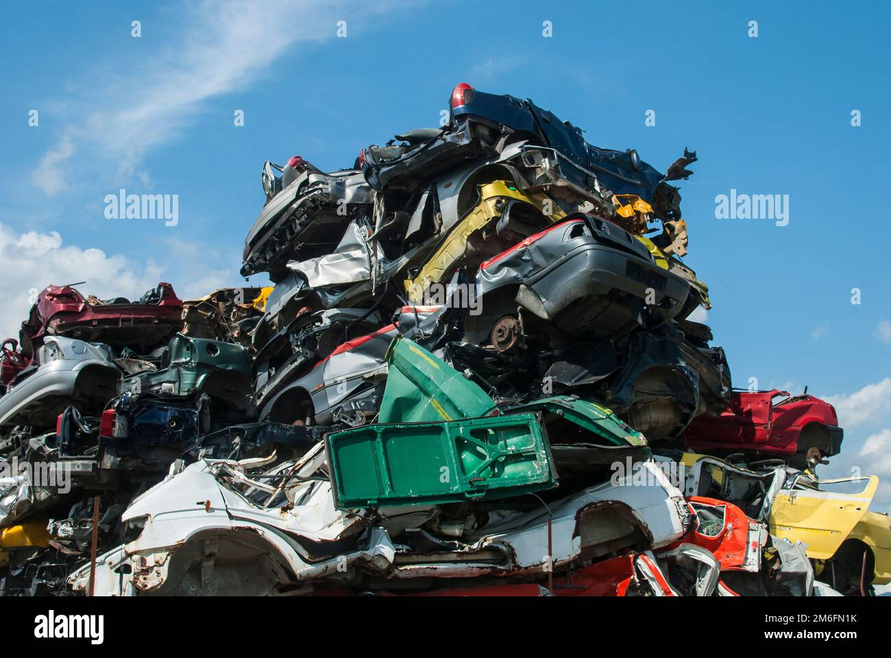 Stapel von zerkleinerten Junk-Autos auf Schrottplatz Stockfoto