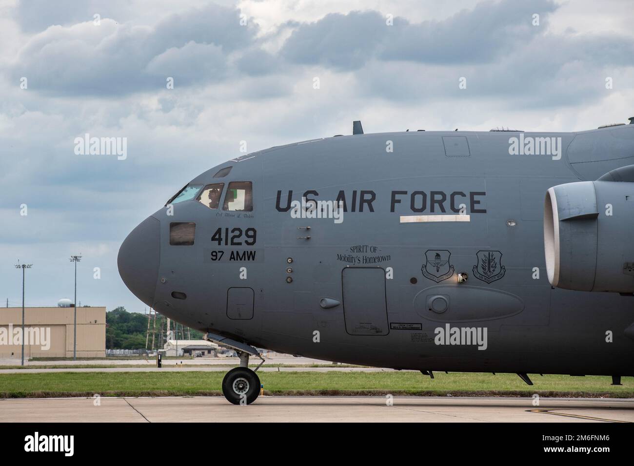 Ein C-17 Globemaster III aus dem 97. Air Mobility Wing, Taxi am Joint Base San Antonio-Kelly Field, Texas, 27. April 2022. Die 97. AMW entsandte C-17, eine Flugbesatzung und ein Hilfspersonal vom Luftwaffenstützpunkt Altus, Okla. An Kelly Field, als Teil der Task Force Red Mammoth, die sicherstellt, dass die Einheit globale Reichweite für Kampf- und Notfalleinsätze bereitstellen kann, während sie gleichzeitig in einer mobilen Umgebung weitertrainiert. Stockfoto