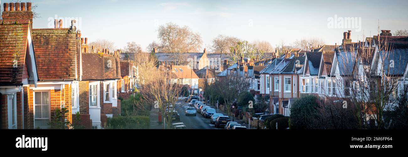 Panoramablick auf eine typische Wohnstraße in Richmond, Südwest-London Stockfoto