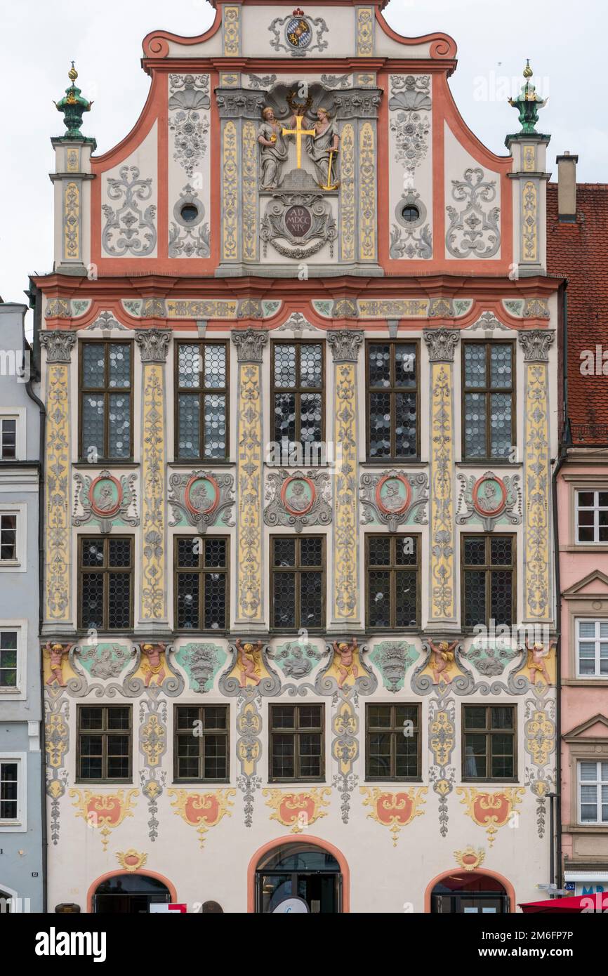 Die Fassade des historischen Rathauses auf dem Hauptplatz in Landsberg am Lech Stockfoto
