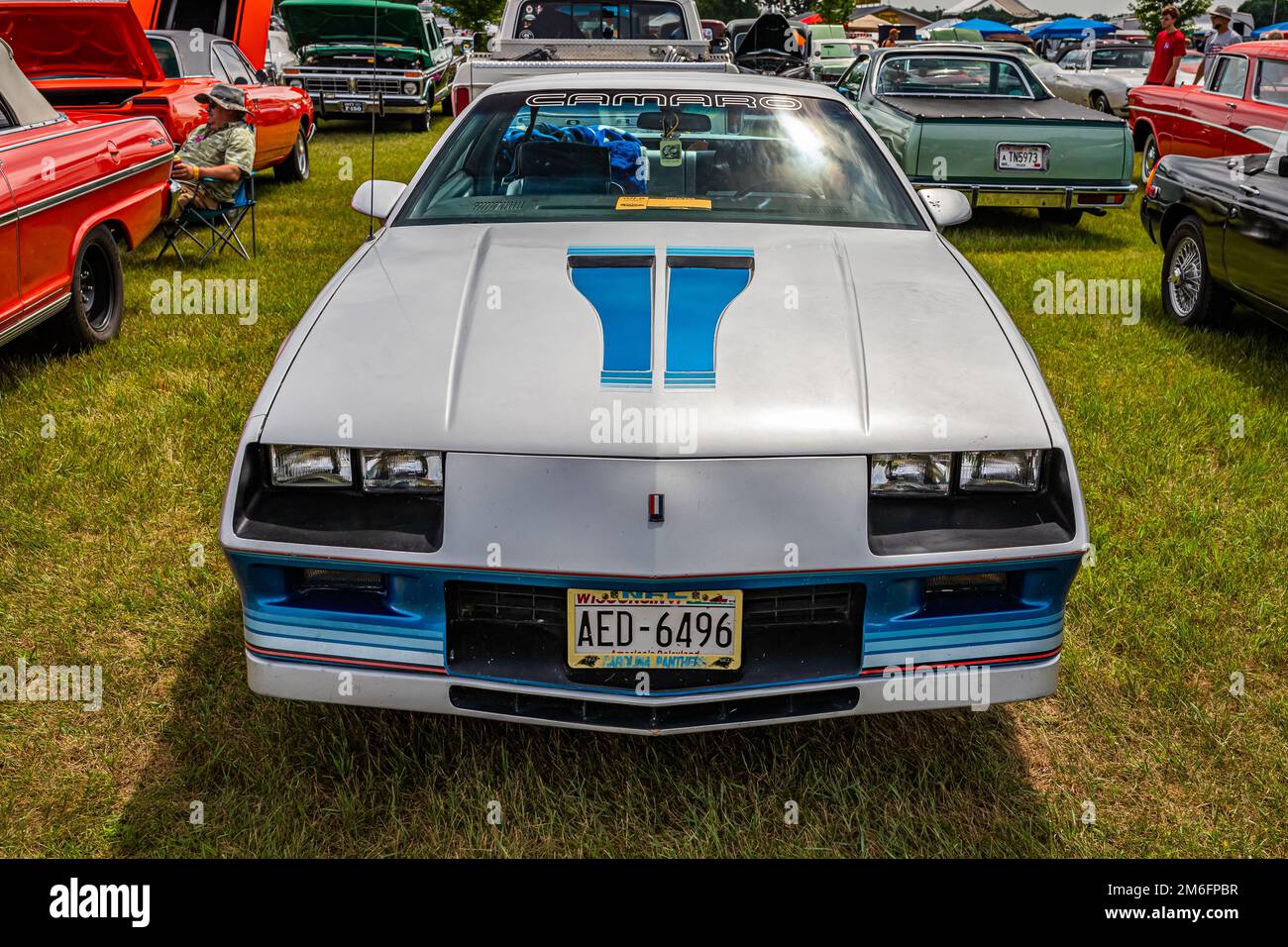 Iola, WI - 07. Juli 2022: Aus der Vogelperspektive, Vorderansicht eines 1982 Chevrolet Camaro Z28 Coupé auf einer lokalen Automesse. Stockfoto