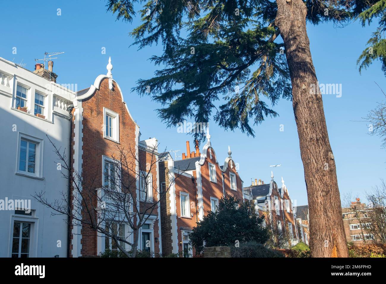 Blick von oben auf eine attraktive Reihe von Reihenhäusern in der Gegend von Richmond im Südwesten Londons Stockfoto