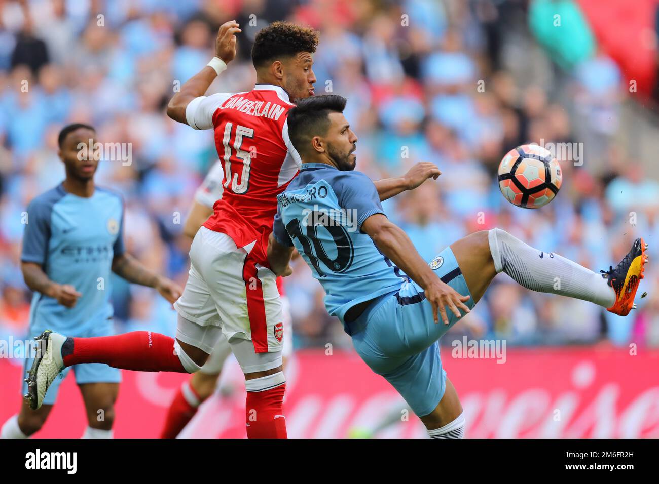 Sergio Aguero von Manchester City kontrolliert den Ball unter Druck von Alex Oxlade-Chamberlain von Arsenal - Arsenal gegen Manchester City, dem Emirates FA Cup Semi Final, Wembley Stadium, London - 23. April 2017. Stockfoto