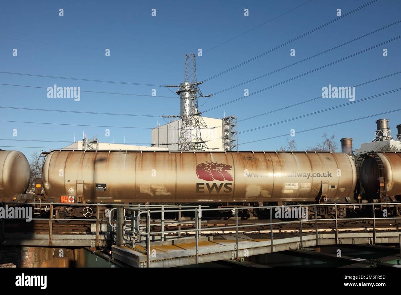 Güterwagen mit 100 Tonnen TEEÖLTANK, der das Kraftwerk Keadby, Vereinigtes Königreich, passiert. Stockfoto