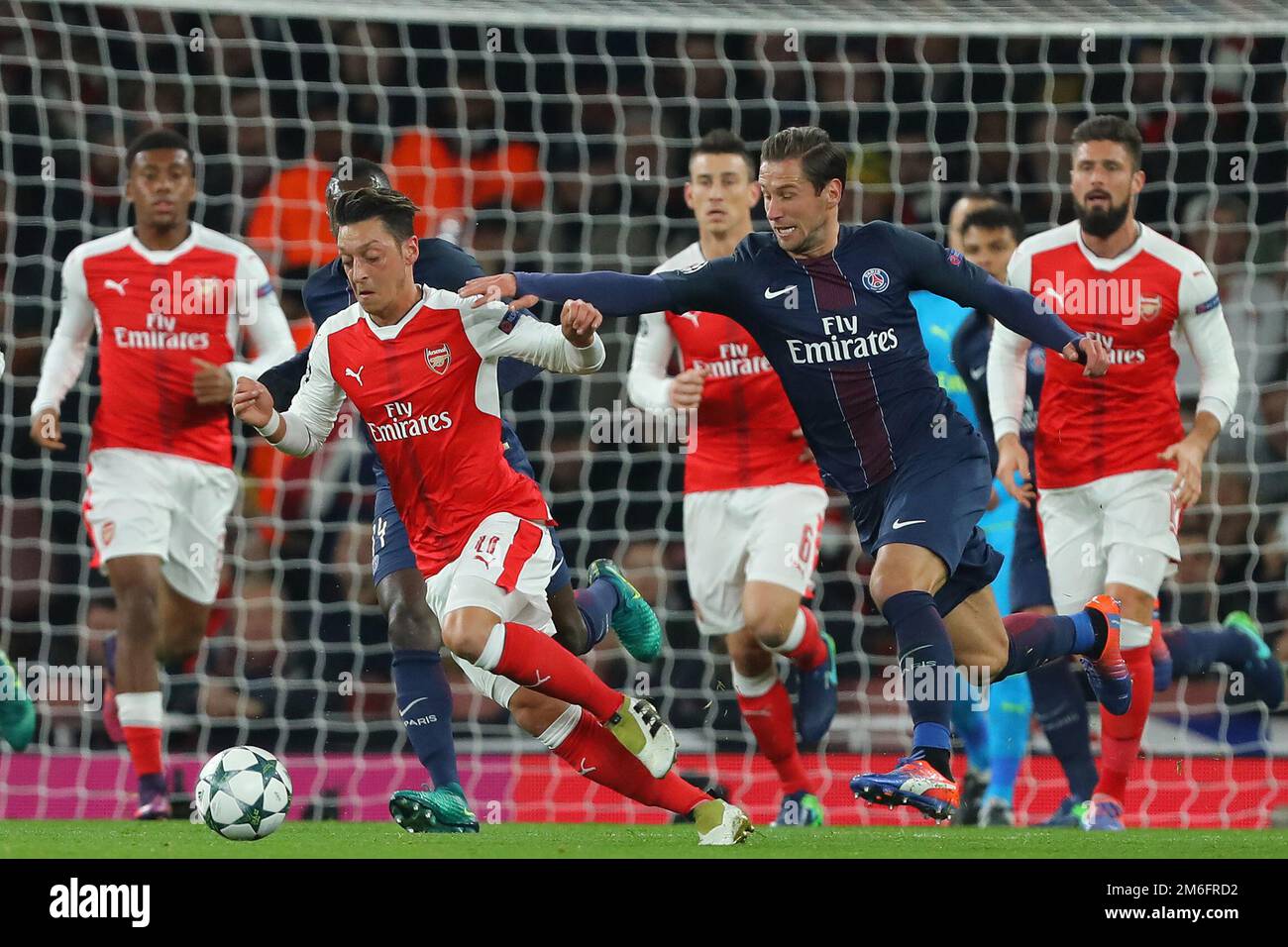 Mesut Ozil von Arsenal entfliehen Grzegorz Krychowiak von Paris Saint-Germain - Arsenal gegen Paris Saint-Germain, UEFA Champions League, Emirates Stadium, London - 23. November 2016. Stockfoto
