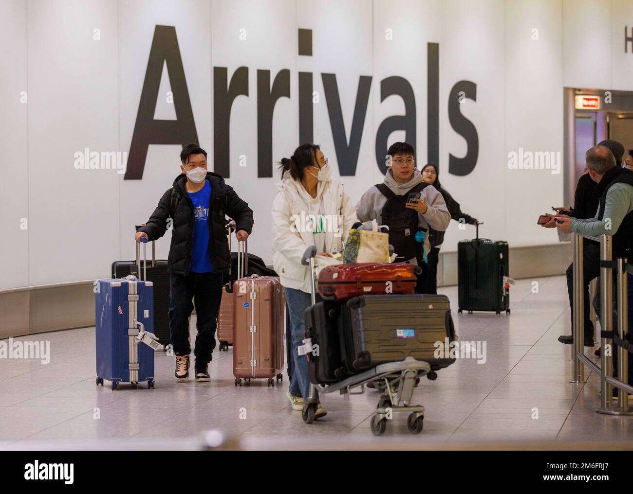 London, Großbritannien. 4. Januar 2023. Chinesische Reisende, die am Flughafen Heathrow ankommen. England wird ab Januar 5. neue Beschränkungen für Ankünfte aus China einführen. Alle Reisenden aus China müssen vor dem Einsteigen in das Flugzeug einen negativen Covid-Test absolvieren. China hat geantwortet, dass es diskriminiert werde und mit Gegenmaßnahmen gegen die beteiligten Länder gedroht habe. Dazu gehören Großbritannien, die USA, Indien, Japan und einige europäische Länder. Kredit: Mark Thomas/Alamy Live News Stockfoto