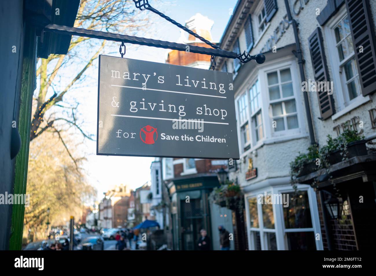 London - Dezember 2022: Mary;s Living and Giving Shop - Save the Children Charity Shop Stockfoto