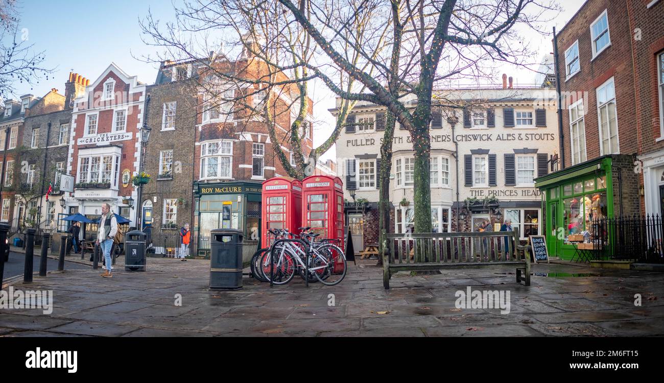 London - Dezember 2022: Rote britische Telefonzellen in Richmond, Südwest-London Stockfoto