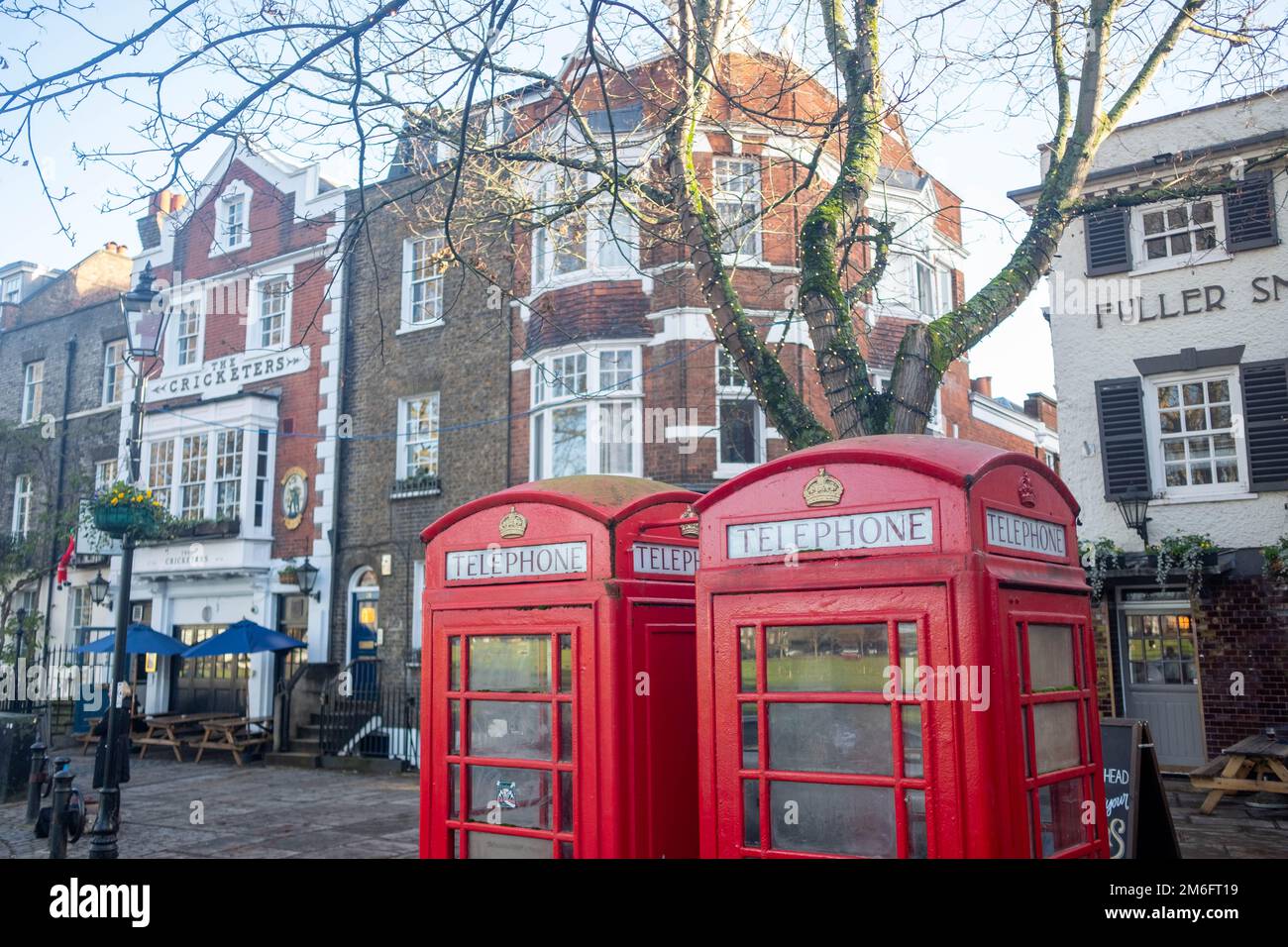 London - Dezember 2022: Rote britische Telefonzellen in Richmond, Südwest-London Stockfoto