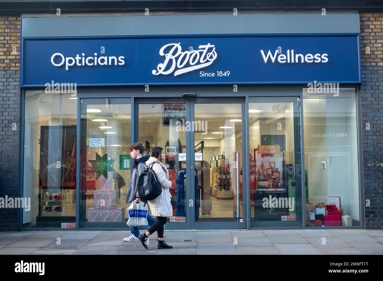 London - Dezember 2022: Boots Optician and Wellness Store in Richmond - großer britischer Einzelhändler Stockfoto