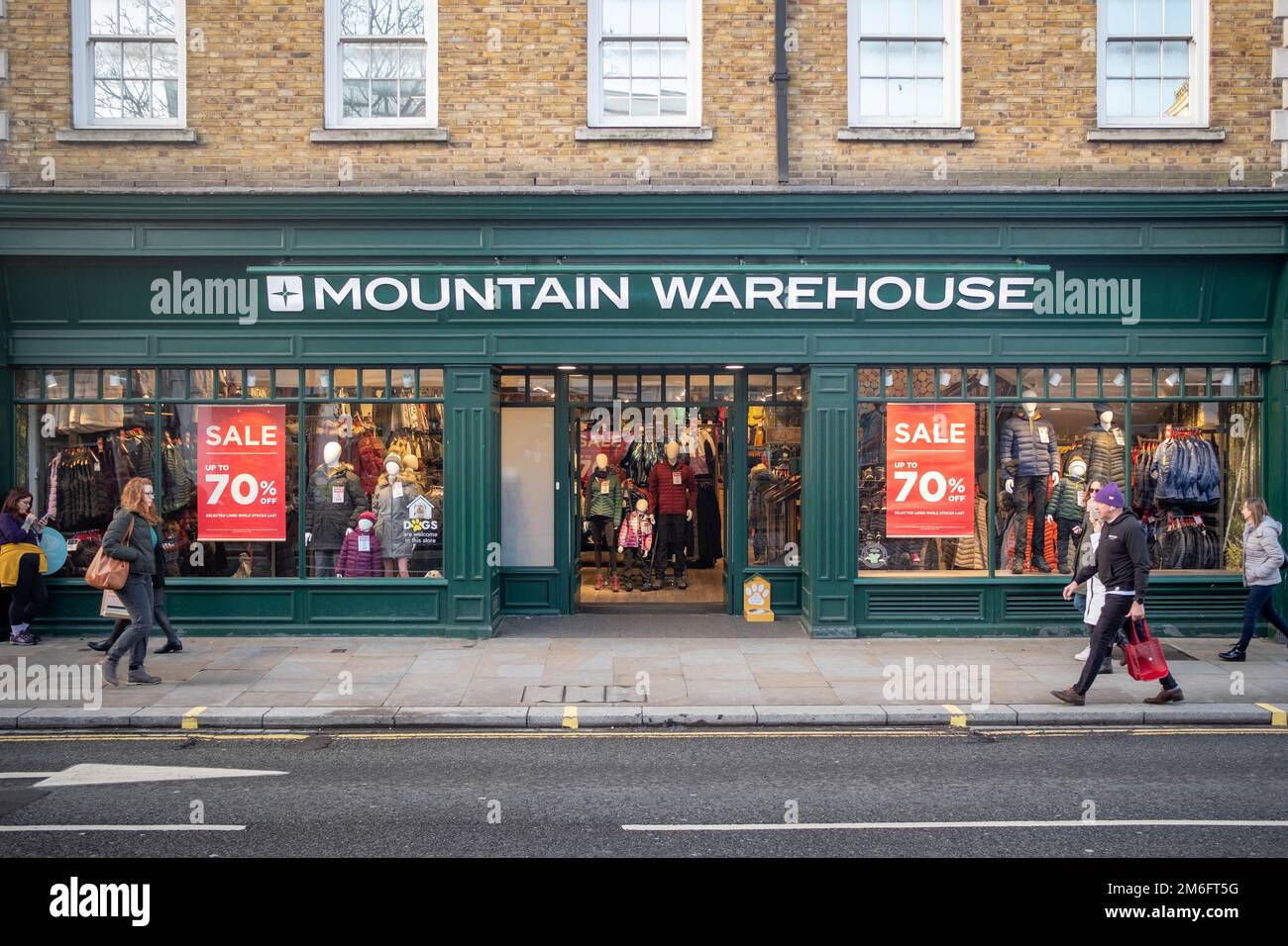 London – Dezember 2022: Außenansicht des Mountain Warehouse Store, eine britische Marke für Outdoor-Mode und -Ausrüstung Stockfoto