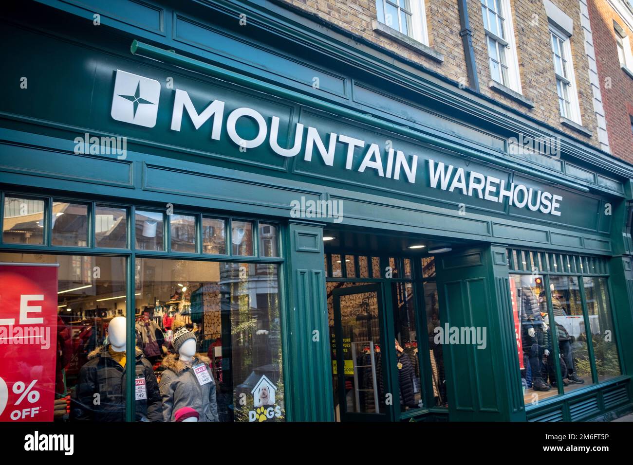 London – Dezember 2022: Außenansicht des Mountain Warehouse Store, eine britische Marke für Outdoor-Mode und -Ausrüstung Stockfoto