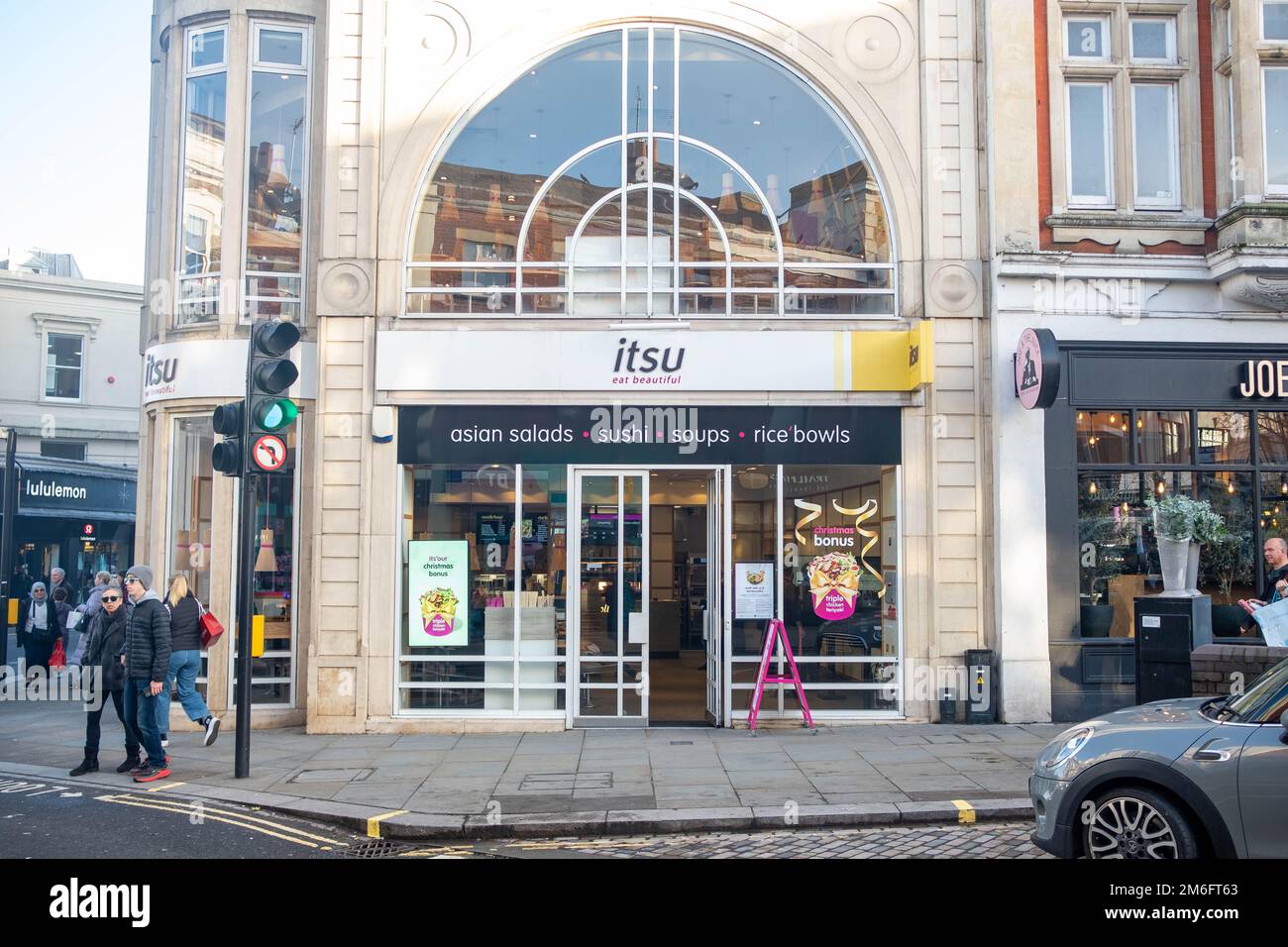 London - Dezember 2022: Itsu-Filiale in Richmond - eine britische Kette asiatischer Restaurants/Restaurants zum Mitnehmen Stockfoto