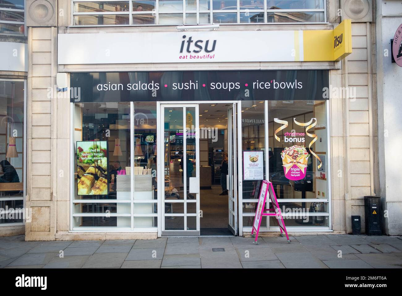 London - Dezember 2022: Itsu-Filiale in Richmond - eine britische Kette asiatischer Restaurants/Restaurants zum Mitnehmen Stockfoto
