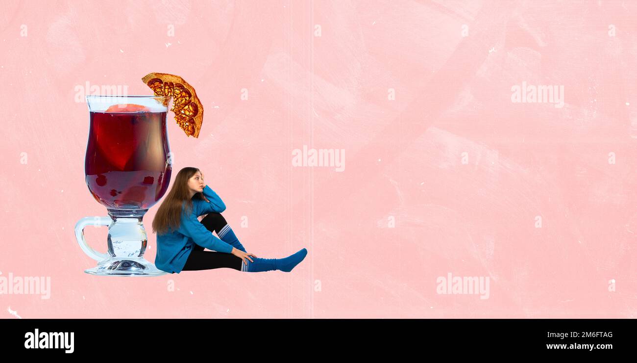 Collage für zeitgenössische Kunst. Kreatives Design. Ein junges Mädchen, das neben Glas sitzt und Glühwein trinkt. Traditionelles Wintergetränk Stockfoto