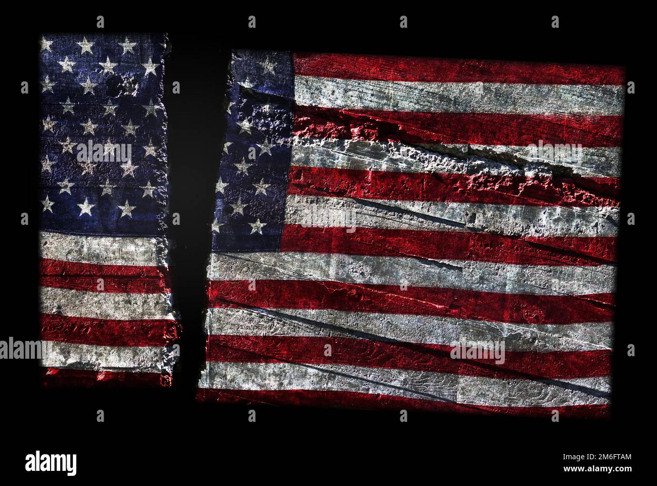 Die verzweifelte US-Flagge wurde in zwei Teile geteilt und repräsentiert die politische Spaltung Amerikas Stockfoto