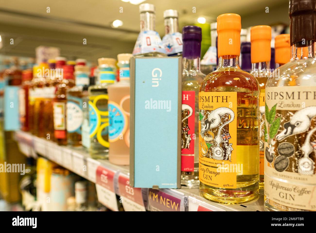 Surrey UK – Dezember 2022: Auswahl an Gins zum Verkauf auf britischem Supermarktregal Stockfoto