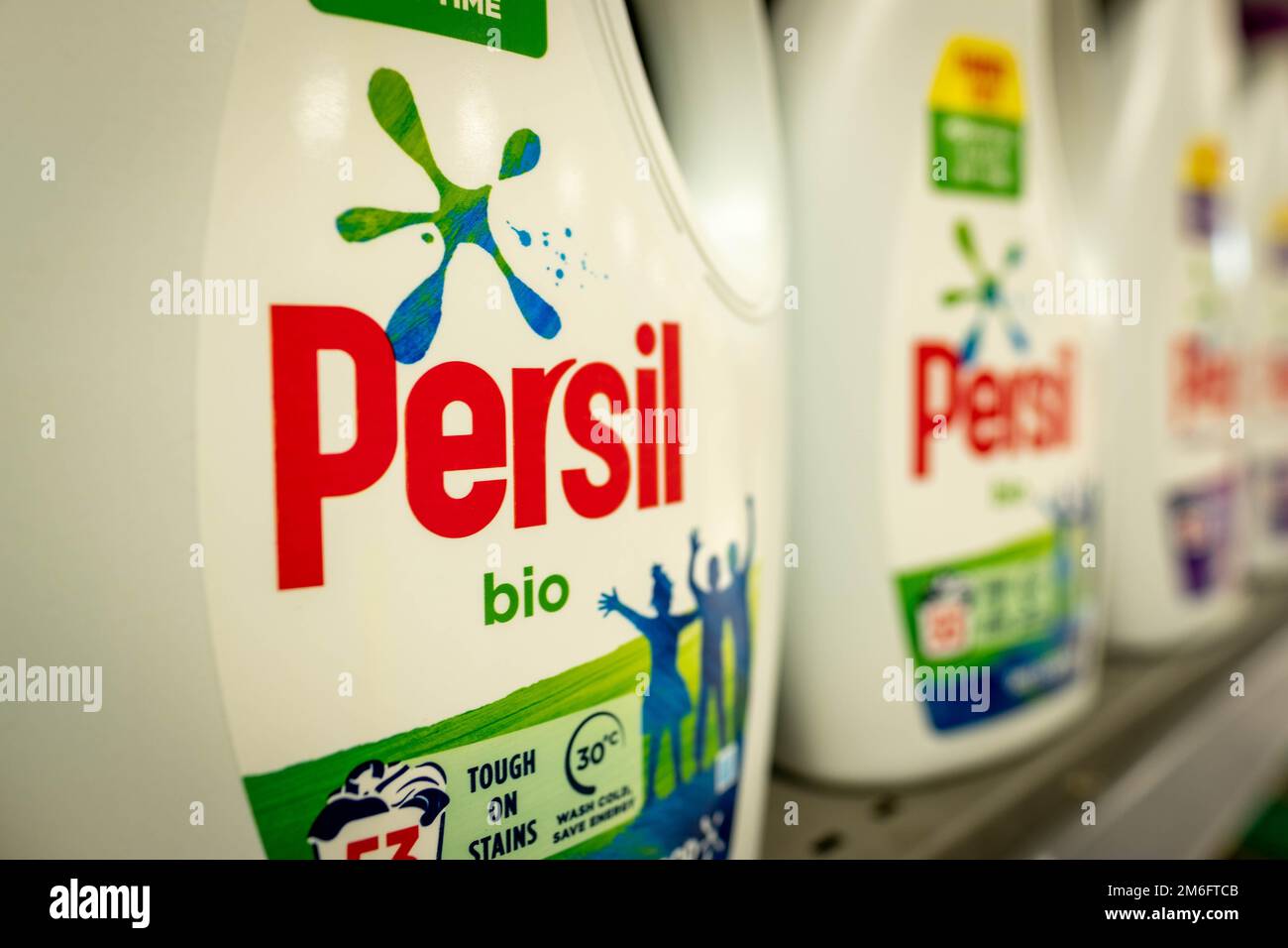 Surrey UK - Dezember 2022: Persil-Produkte auf britischem Supermarktregal - deutsche Marke von Waschmitteln, hergestellt von Ulilever und Henkel Stockfoto