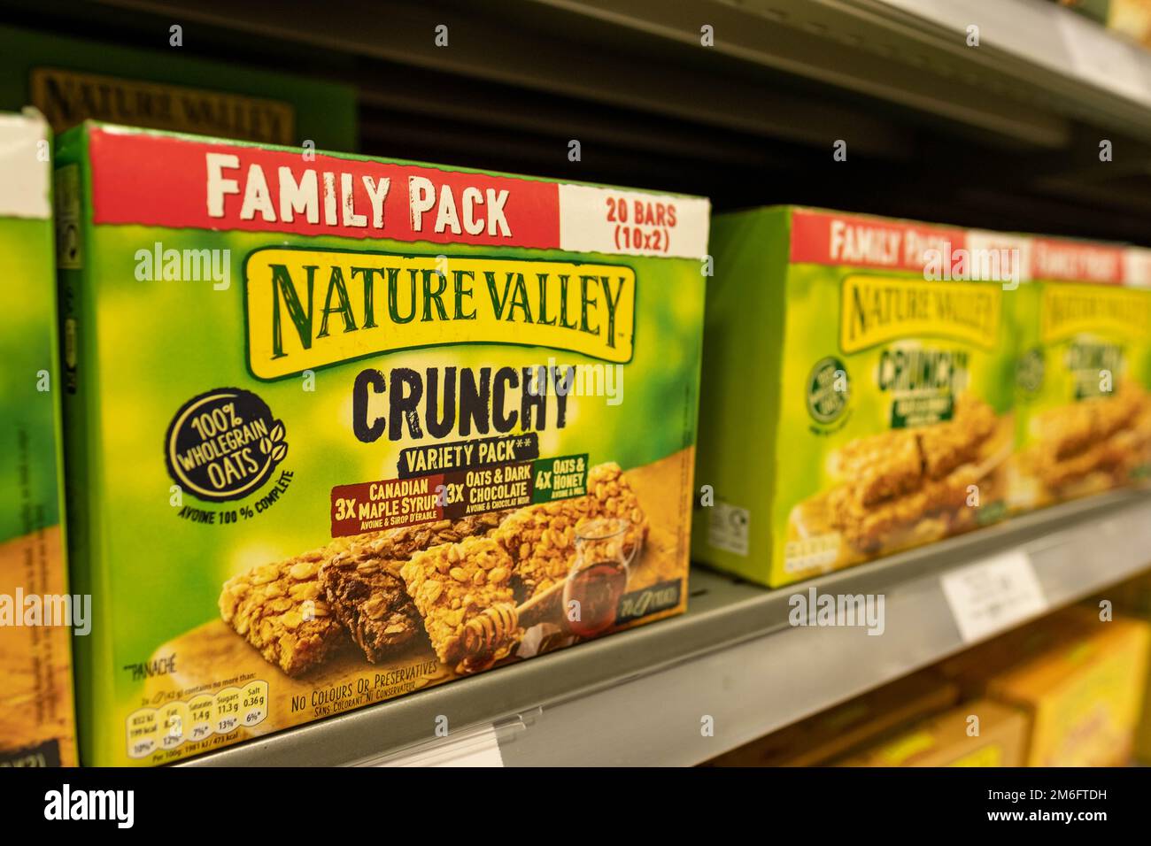 Surrey UK - Dezember 2022: Nature Valley Crunchy NUTS Bars Produkt auf Supermarktregal, amerikanische Lebensmittelmarke Stockfoto