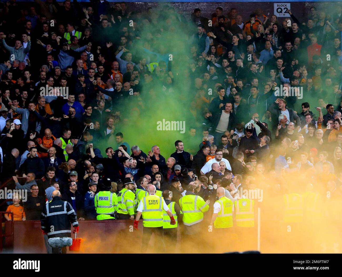 Die Fans der Wolverhampton Wanderers starten in den Startlöchern - Aston Villa gegen Wolverhampton Wanderers, Sky Bet Championship, Villa Park, Birmingham - 15. Oktober 2016. Stockfoto