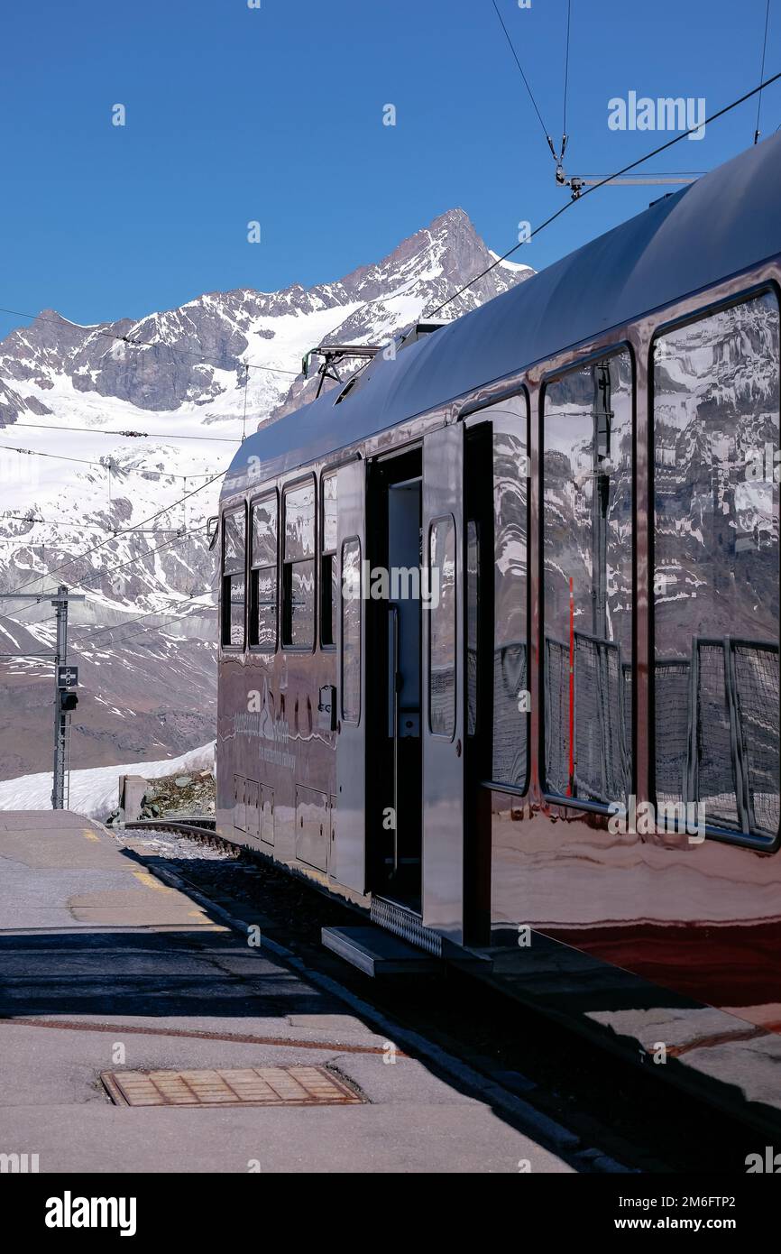 Gornergrat Bahn die Matterhorn Bahn ikonischer Roter Zug - Zermatt, Wallis, Schweiz - Schweizer Alpen Stockfoto