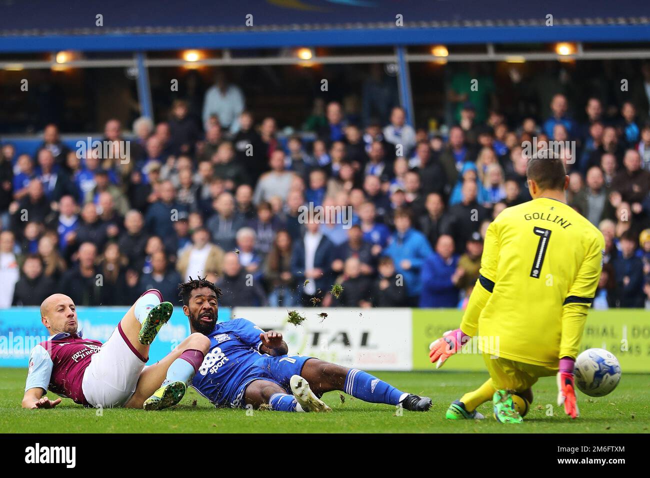 Pierluigi Gollini von Aston Villa rettet von Jacques Maghoma von Birmingham City - Birmingham City gegen Aston Villa, Sky Bet Championship, St Andrew's, Birmingham - 30. Oktober 2016. Stockfoto