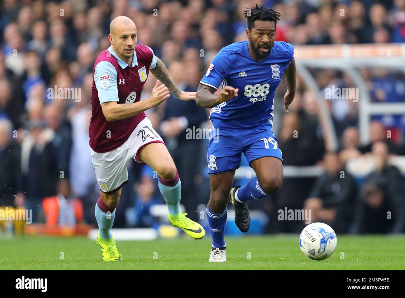 Jacques Maghoma of Birmingham City platzt klar aus Alan Hutton of Aston Villa - Birmingham City gegen Aston Villa, Sky Bet Championship, St Andrew's, Birmingham - 30. Oktober 2016. Stockfoto